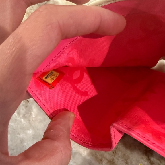 Gorgeous leather Chanel cambon bifold wallet very good condition - Picture 3 of 6